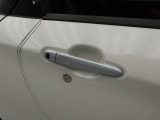 愛知ダイハツのお店では、ダイハツ車を知り尽くしたプロフェッショナルなサービススタッフが、専用の診断機器を使って各システムを点検しております。