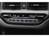 フルオートエアコンを装備。車内の温度設定だけでなくPM2.5にも対応した高性能集塵フィルターも装備しており車内はいつも快適空間♪