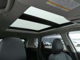 メーカーオプションのパノラッミックガラスルーフ(電動チルト&スライド、電動格納式シェード付き)です。