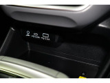 小物の収納に便利なセンタートレイには携帯等のデバイスの充電可能なUSB出力電源付です。