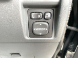 【電動格納ミラー】サイドミラーは電動格納式となっており、狭い駐車場でもキズがつくリスクを抑えられます。