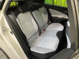 コンパクトカーですが、セカンドシートは十分な広さがあり快適にお乗りいただけます♪シートを倒して大きな荷物を積んだりと、用途の幅が広い1台です。
