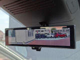 スマートルームミラーです。多人数乗車時やお荷物の多い時でも カメラで後部を映し出します。