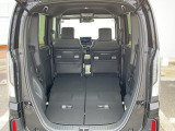 2名乗車時の荷室です。たっぷりと室内収納出来ます