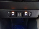 シートヒーター付きです。寒い日も快適なドライブが楽しめます♪  USBソケット。