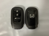 スマートキーを装備しています。鍵を差し込むことなくドアロックの開け閉めと、スタートボタン操作でのエンジンスタートができます。ボタン操作でトランクが開けられる電動テールゲートのボタンもついています。