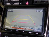 後方の見える安心をお届けするバックガイドモニター付:バックするときのアシストラインもあって楽々バック!車庫入れや縦列駐車をサポートし、苦手な駐車も安心です!今やもう手放せない装備ですネ♪