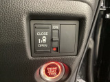 左側電動スライドドアは運転席からでも操作ができるように、ハンドル付近に開閉の操作スイッチが付いています。