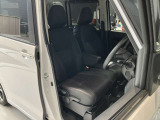 転席、助手席です。座面も広くゆったりと座れてアームレストも付いているので重宝します。