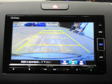 バックカメラの画像です。ガイドラインがスムースな車庫入れをサポートいたします。車庫入れの安心感がアップしますね。
