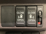 リアドアは乗り降りに便利な両側電動スライドドアです。また運転席に座っていながらスイッチ操作で自在にスライドドアを開け閉めできます。
