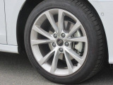 全車両に標準装備の純正アルミホイールは、純正ならではのバランスの良いデザインと、走行安定性をお楽しみ頂けます。