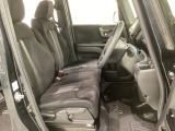 女性でも運転がしやすいように、シートの高さ調整機能(シートリフター)がついています。運転席と助手席の間が空いている為、助手席側への移動がスムーズです。交通量の多い道でも助手席側から乗り降りができます。