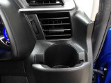 運転席のカップホルダーはエアコンの吹き出し口にありますので冷やしたり温めたりすることが出来ます☆