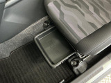 【シートアンダートレイ】助手席シート下にはトレイが装備!サンダルなどの収納に便利です☆