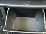 運転席前方にも小物入れがありとっても便利です♪
