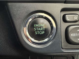 エンジンスタートボタンです。キーが車内にあれば、エンジンの始動・停止はブレーキを踏んでスイッチを押すだけ!キーを取り出す手間を省き、ワンプッシュでエンジンを操作するので簡単でスムーズです。