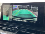 アラウンドモニター、上空から見下ろしているかのような映像をディスプレイに映し出し、スムースな駐車をサポートします。さらに、人や自転車など周囲に動くものがいる場合には、表示とブザーで注意を促します。