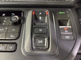 e:HEV車のエレクトリックギアセレクターを「D」から「B」にすると、アクセルオフ時の減速感がより強くなります。