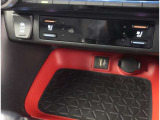 運転席助手席にはシートヒーター完備です。おしゃれな小物置きスペースもあります。