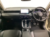 車内は光触媒抗菌消臭施工済です。インパネ周りはスタイリッシュなデザインで機能や装備も充実しています。グローブボックスやカップホルダーのほかにトレーなどたくさんの収納スペースが付いています。