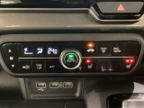 セレクトレバーの左上にプラズマクラスター付き・オートエアコンがついてますので簡単操作で快適に過ごせます。シートヒータースイッチ内蔵で前席の左右別々に2段階で温度設定ができます。