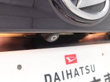 バックカメラ:運転席から見えにくい車の後方をカメラの映像を通して確認できます。駐車や切り返しが安心して行えます。(連動するナビ等の取り付けが必要になります)