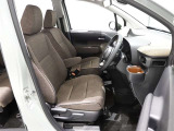 消臭・撥水・撥油機能付きのファブリック表皮シート。運転席はアームレスト付き、シート上下アジャスタも付いていますので細かなポジション調整が可能です。