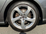 19インチ純正アルミホイール装備 全車両に標準装備の純正アルミホイールは、純正ならではのバランスの良いデザインと、走行安定性をお楽しみ頂けます。
