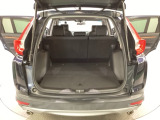 ラゲッジも広く使いやすいトランクは、開口部も広く荷物の積み下ろしもしやすいお車となっております。リアシートの背もたれは6:4の割合で分割して可倒できるので、長いお荷物などを載せることもできます。