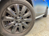 ●純正18インチアルミホイール:輸入車ならではの卓越した走りを支えるホイールと足回りです!日本車の走りに慣れている方にもぜひ体感して頂きたいほど、高いレベルでまとまっています!