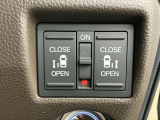 狭い所でも乗り降り楽々な両側電動スライドドアです!簡単にドアの開閉が出来る為女性やお年寄りにも優しく、荷物で手が塞がった時なども大変便利です!