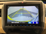 リバースギアに入れるだけで後方の表示へ切り替わります。夜間や雨の日の駐車も楽になりますよ。