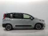 両側パワースライドドア付きだから、狭い駐車スペースなどでの 乗り降りラクラク!小さなお子さまのいるご家庭には嬉しい装備。