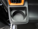 カップホルダーは運転席や助手席からちょうど手の届く位置です!!