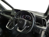 見通しのよいすっきりとした視界で、誰でも運転しやすいです。運転のしやすさは疲れにくさにも繋がりますよ♪