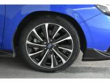 純正18インチアルミホイル/タイヤサイズは225/45R18です