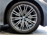 【BMWアロイホイル】軽量かつ強度に拘ったアロイホイル。走行性能ポテンシャルを引き出す設計。車の足元を引き締めてくれる大きなポイントはアロイホイルです。