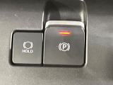 【電動パーキングブレーキ】パーキングブレーキは便利な電動式!ボタン一つで操作でき、アクセルを踏めば自動で解除されます