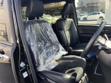高いホールド性で運転姿勢が安定します。長距離ドライブでも疲れにくいのが魅力です。快適なドライビングライフをお送りください♪