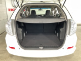 5名乗車時でもたくさんの荷物を積める広い荷室で、買い物でもレジャーでも心置きなく楽しめます!トノカバー付き