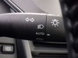 【オートライト】車外の明るさに応じて、自動的にライトの点灯・消灯をしてくれます。