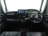 ◆視界広々で非常に運転しやすくロングドライブでも疲れを感じさせないすっきりとまとまったインパネ周りです。