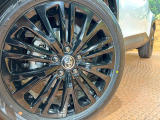 【純正18インチアルミホイール】外観にマッチした純正アルミホイールを装着しております。各種社外アルミホイールや、スタッドレスタイヤも取扱いしております。是非ご相談くださ