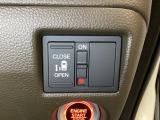 左側電動スライドドアは運転席からでも操作ができるように、ハンドル付近に開閉の操作スイッチが付いています。