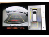 前後左右のカメラの映像を合成し、車を上から見たような視点のパノラミックビューモニター。後方の死角だけでなく左右や前方の障害物の発見もしやすくなります。
