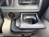 運転席・助手席側に収納できるカップホルダーあります!