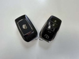 スマートキーをバッグやポケットに携帯していればキーを取り出さなくても乗り込めるので、重い荷物を持っている時や急いでる時などにとても便利で重宝です。最近のリレーアタックでの盗難には、ご注意ください。