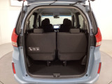 開口部も広く荷物の積み下ろしもしやすいお車となっております。3列目シートは5:5の割合で背もたれを倒しシートの跳ね上げができます。