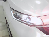 LEDヘッドライト。省電力で明るく遠くまで照らし、夜道や雨天時などの安心感を高めます。点灯の瞬間から光量を放つLEDの特性により、トンネルへの進入直後などでも安心感のある視界を提供します。